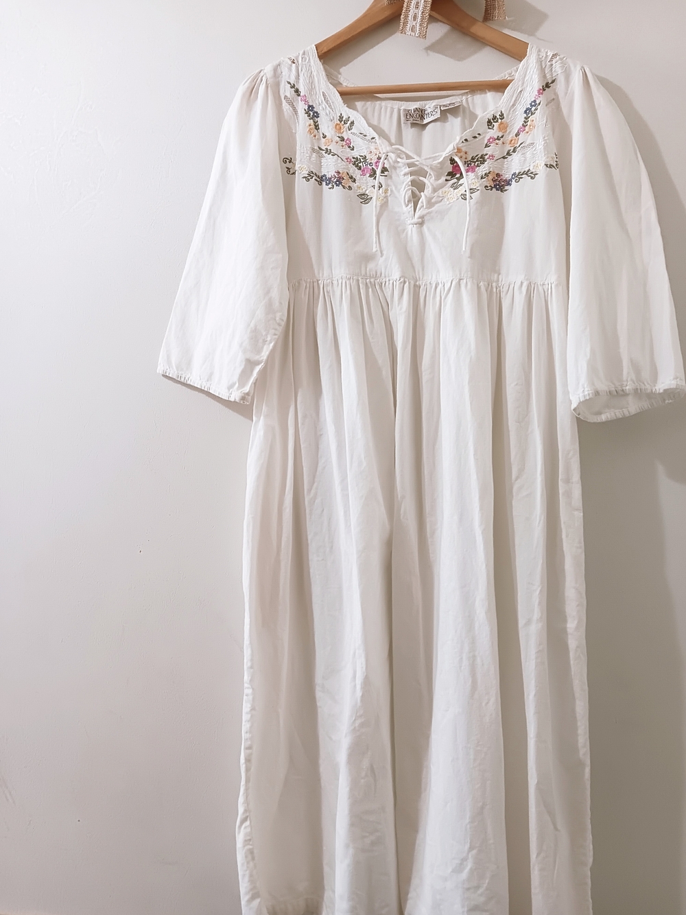 🍃 SOLD 🍃 VINTAGE WHITE FLORAL EMBROIDERED LACE UP TIE FRONT COTTON MIDI DRESS